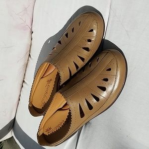 Easyspirit 9.5N NWOT Tan Leather Mules Sandals